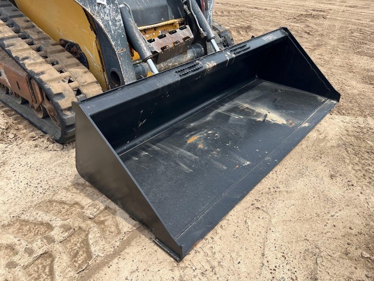 2015-deere-319e-image-17