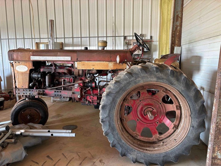 1960-ih-560-tractor-image-1