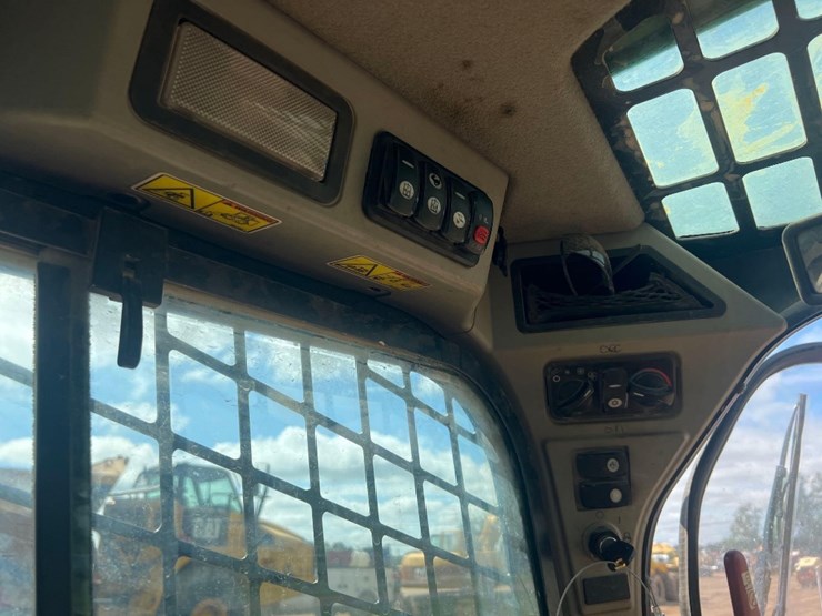 2015-caterpillar-299d-xhp-image-28