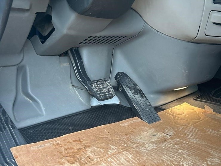 2018-peterbilt-567-image-32