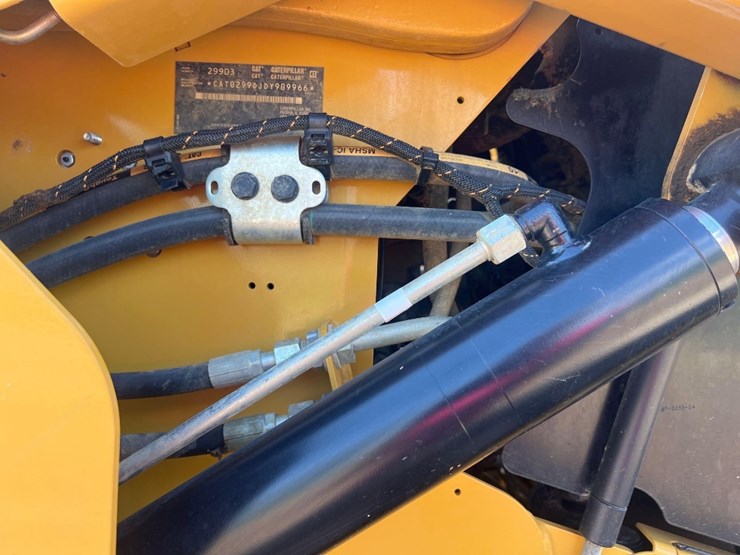 2023-caterpillar-299d3-image-16