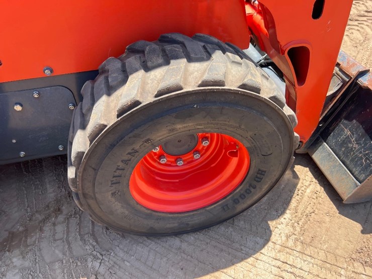2020-kubota-ssv75-image-12