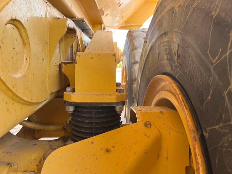 2014-caterpillar-740b-image-19