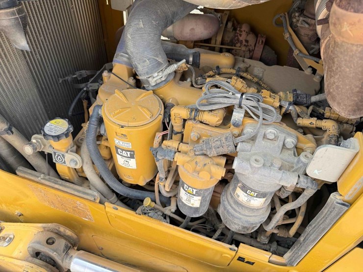 2016-caterpillar-d6k-image-23