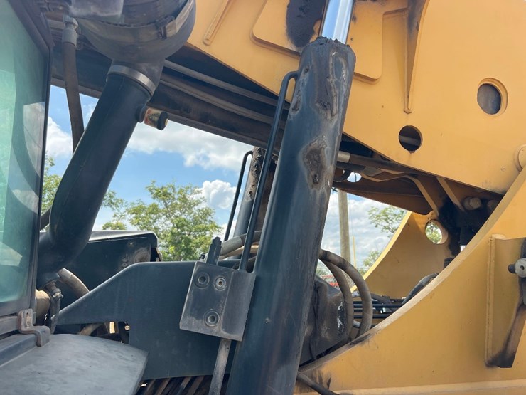 2015-caterpillar-tl1055c-image-17
