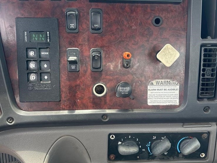 2011-freightliner-business-class-m2-106-image-20