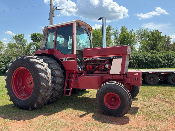 1977-ih-1586-tractor-image-3