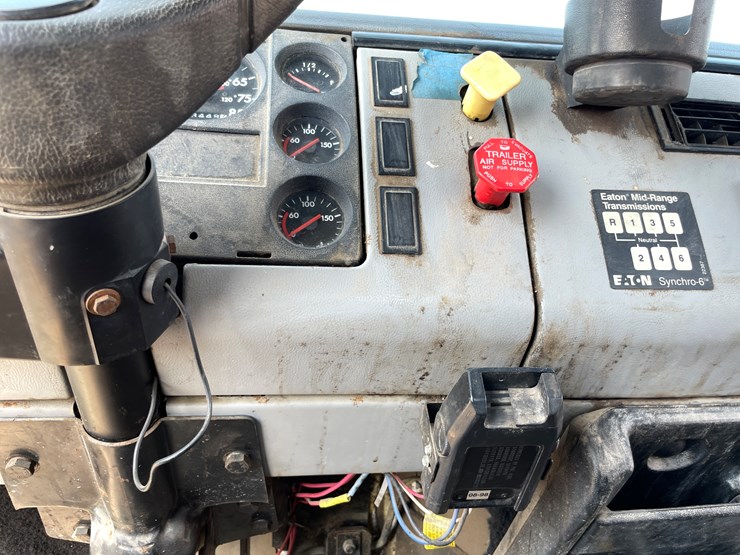 #1013-•-1992-freightliner-cummins-(has-mn-title)-image-84
