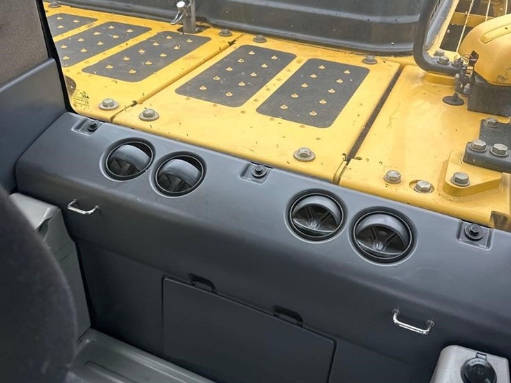 2021-komatsu-pc210-lc-11-image-30