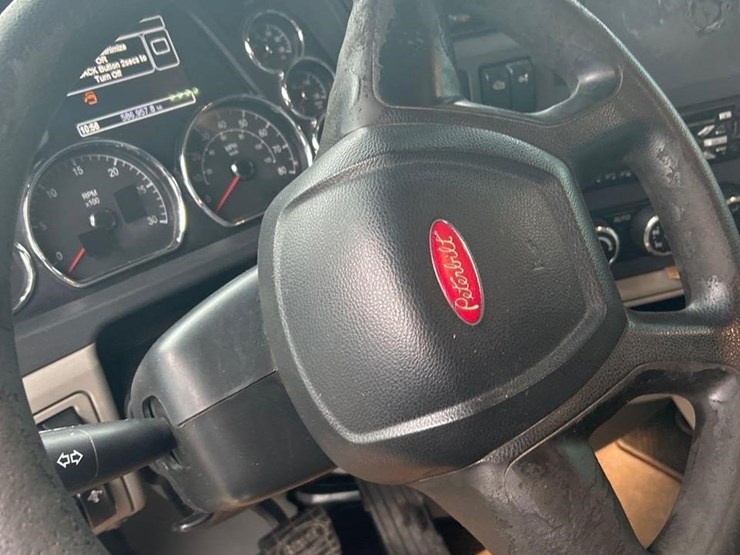 2018-peterbilt-567-image-45