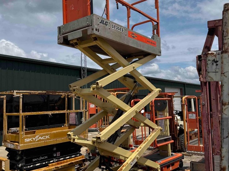 2009-jlg-1930es-image-1