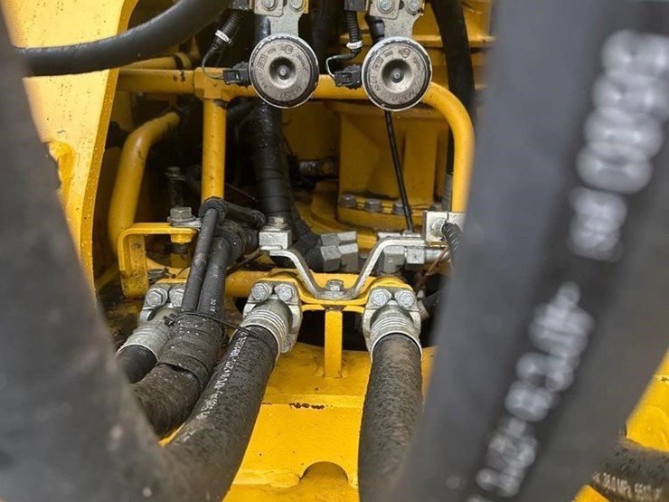 2021-komatsu-pc210-lc-11-image-15