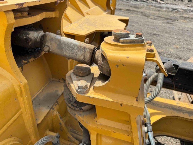 2016-caterpillar-d6k-image-24