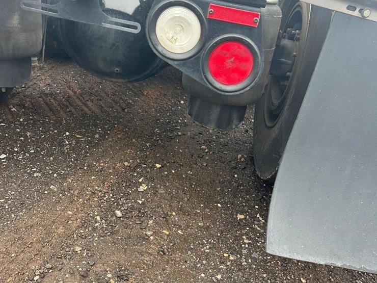 2018-peterbilt-567-image-17