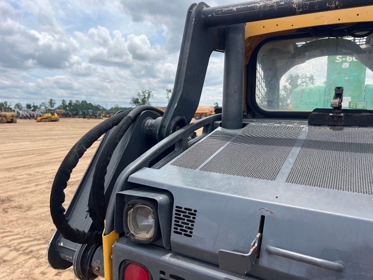 2015-deere-319e-image-21