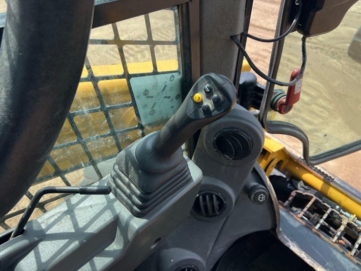 2020-caterpillar-242d3-image-21