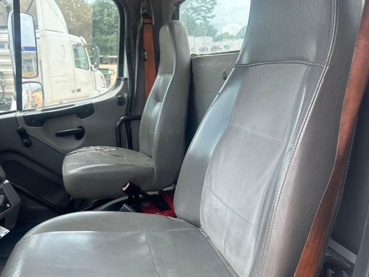 2011-freightliner-business-class-m2-106-image-19