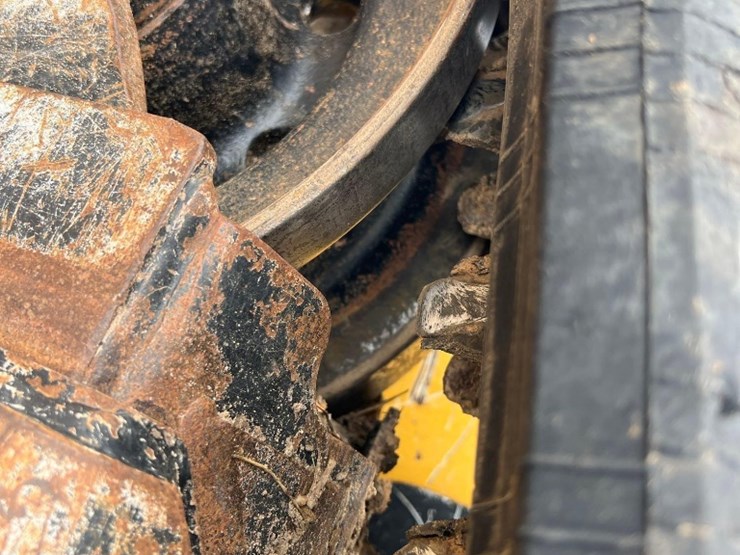 2015-deere-319e-image-11