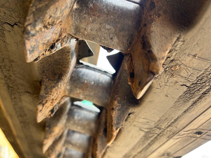 2015-deere-319e-image-16