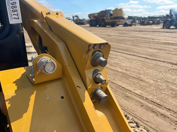 2023-caterpillar-299d3-image-11