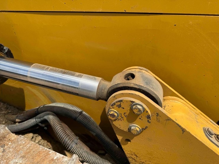 2016-caterpillar-d6k-image-41