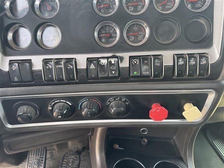 2012-kenworth-w900-image-37