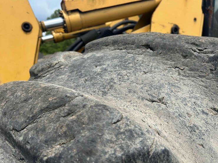 caterpillar-573-image-9