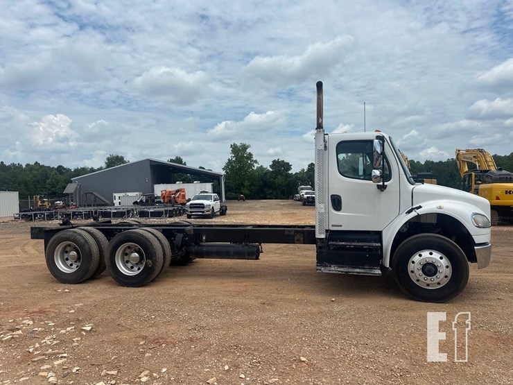 2011-freightliner-business-class-m2-106-image-3