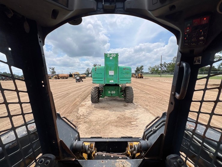 2015-deere-319e-image-34