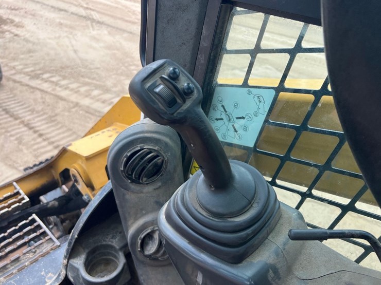 2016-caterpillar-262d-image-21
