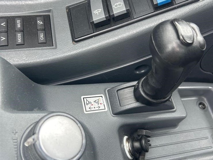 2023-new-holland-e60c-image-17