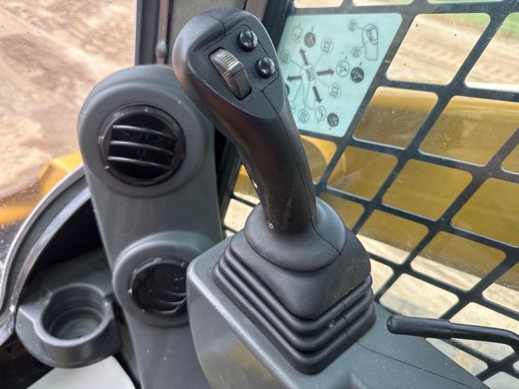 2022-caterpillar-299d3-image-33