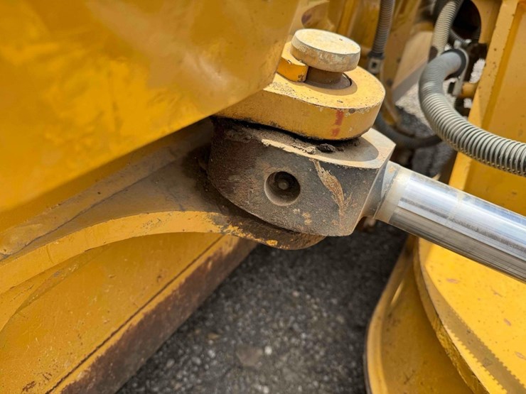 2016-caterpillar-d6k-image-25