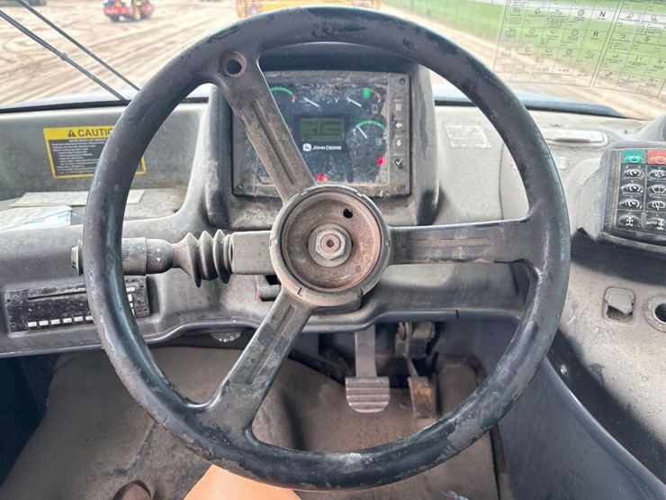 2014-deere-250d-image-25