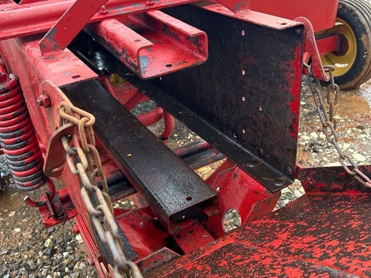 new-holland-565-image-5
