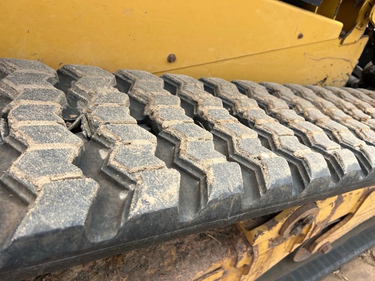2015-caterpillar-259d-image-21