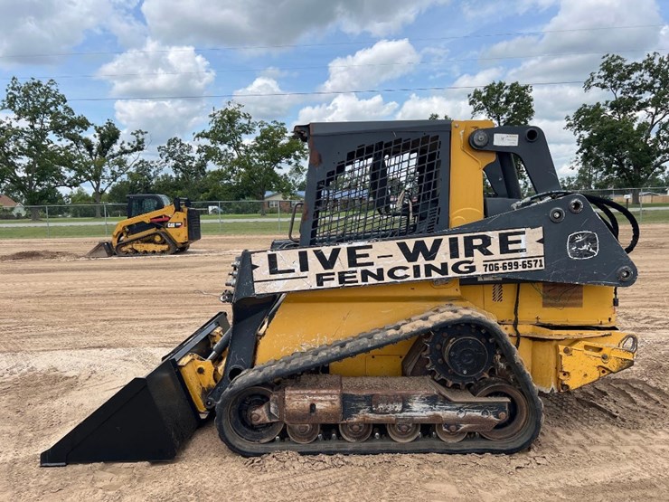 2015-deere-319e-image-1