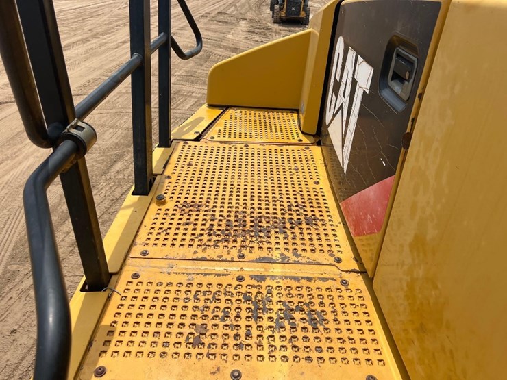 2014-caterpillar-740b-image-33