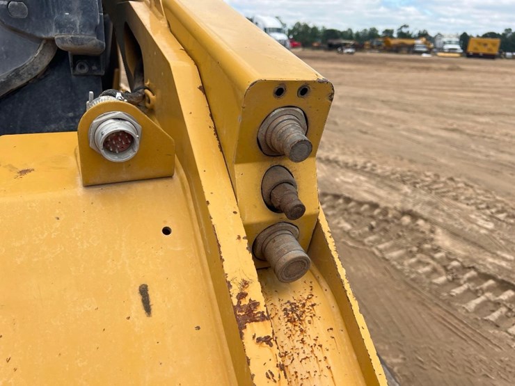 2023-caterpillar-299d3-image-11