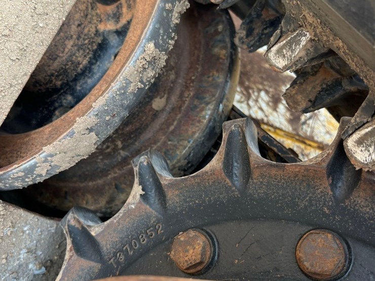 2015-deere-319e-image-14