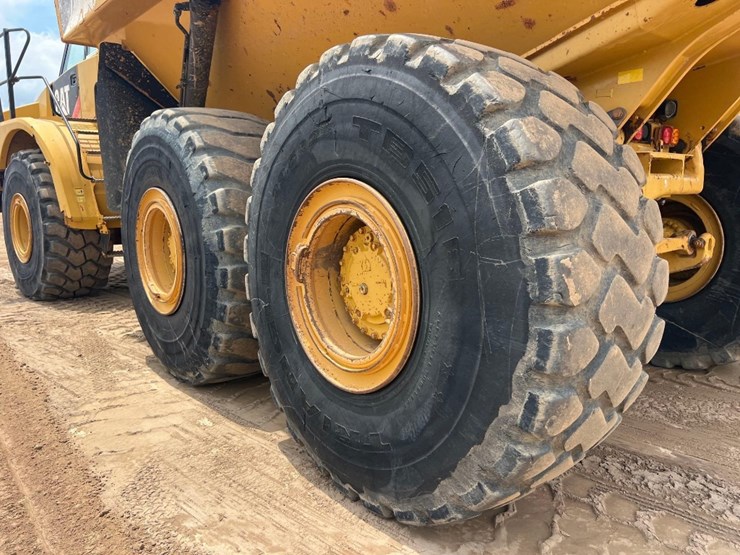 2014-caterpillar-740b-image-31