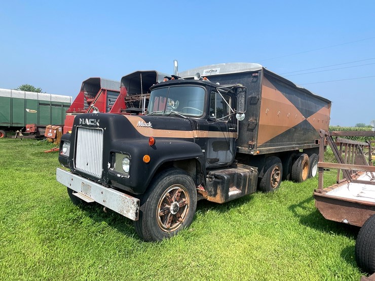 #1016-•-1974-mack-truck-(has-wi-title)-image-1