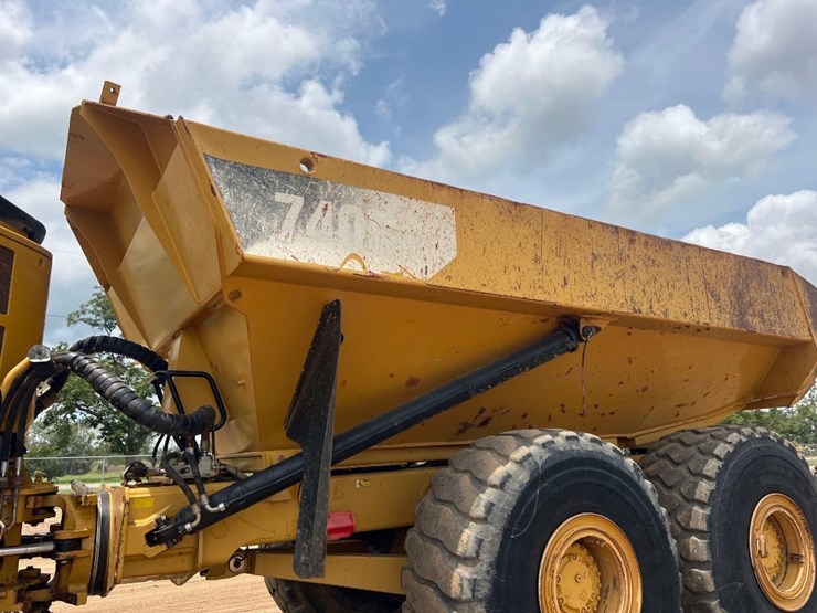 2014-caterpillar-740b-image-20