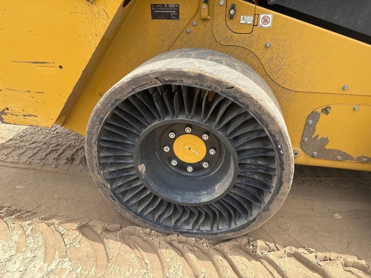 2022-caterpillar-246d3-image-12