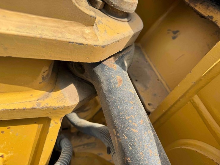 2016-caterpillar-d6k-image-45