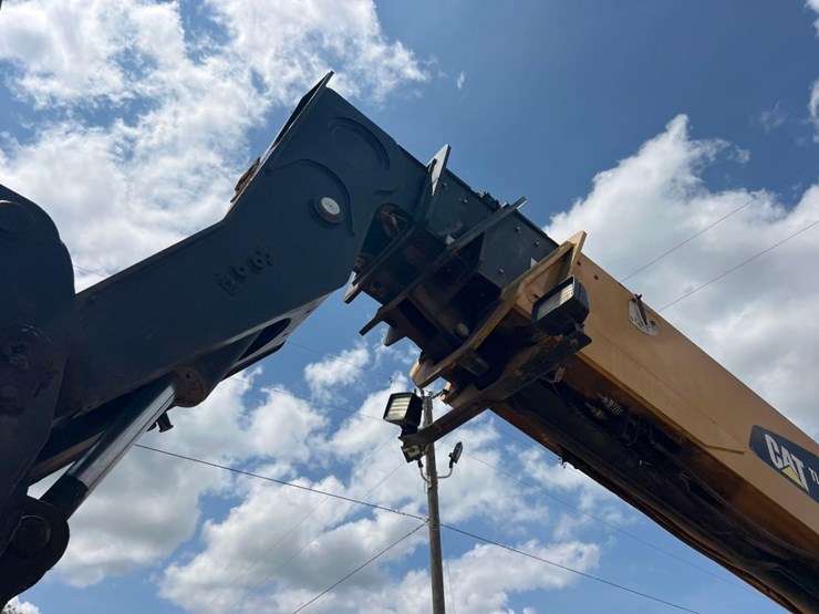 2015-caterpillar-tl1055c-image-10