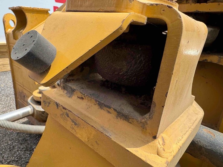 2016-caterpillar-d6k-image-46