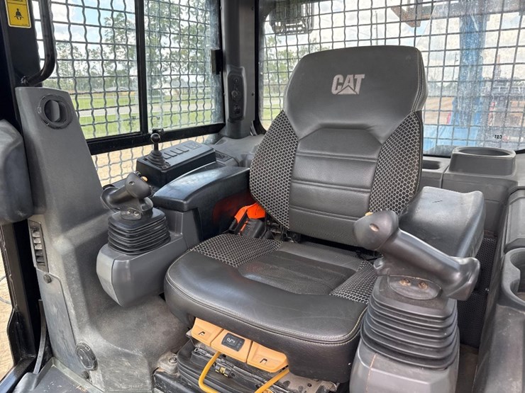 2022-caterpillar-d4-lgp-image-24