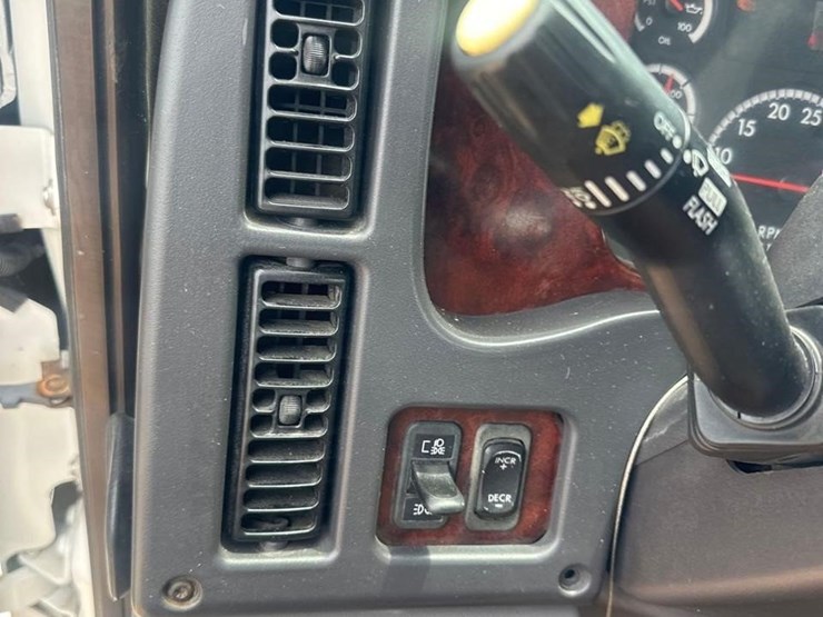 2011-freightliner-business-class-m2-106-image-23