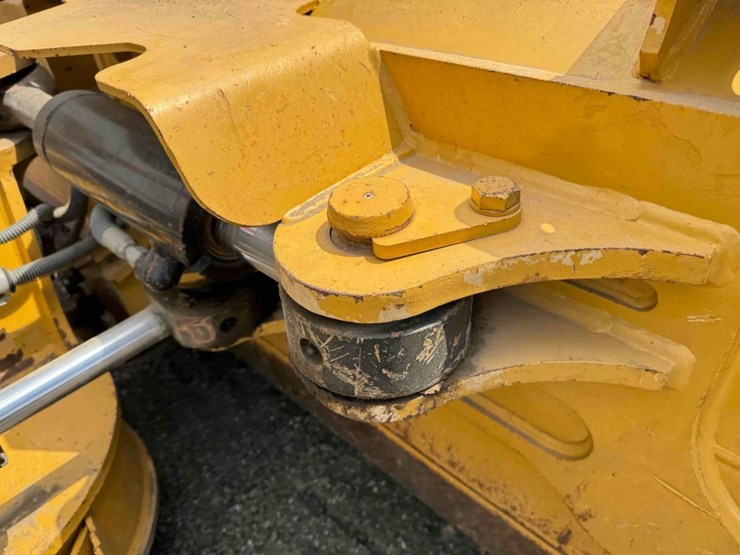 2016-caterpillar-d6k-image-43